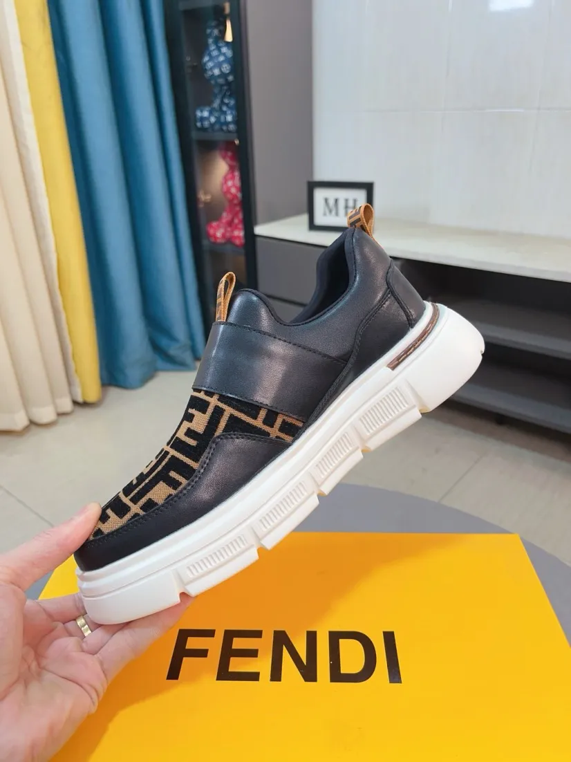 Men's shoes 💰400🌹🌹[FENDI] Fendi's classic and comfortable men's shoes, this complex sneaker is made of soft calfskin➕genuine leather lining➕original ultra-light rubber material with rough outsole. This unique light style is suitable for the casual and refined sensibility of this season. It is comfortable and natural on the feet. It is an everyday style for casual travel in autumn and winter! 38/44
